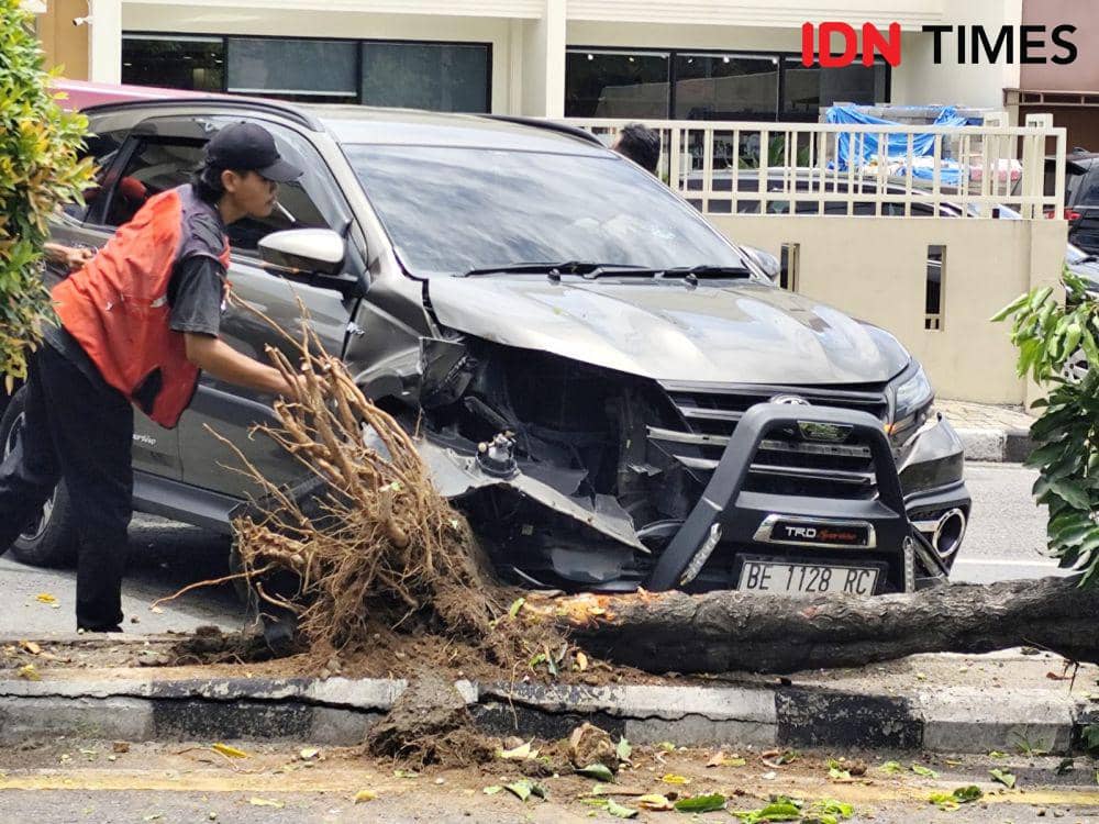 Mobil yang menabrak pohon di Bandar Lampung. (IDN Times/Muhaimin)