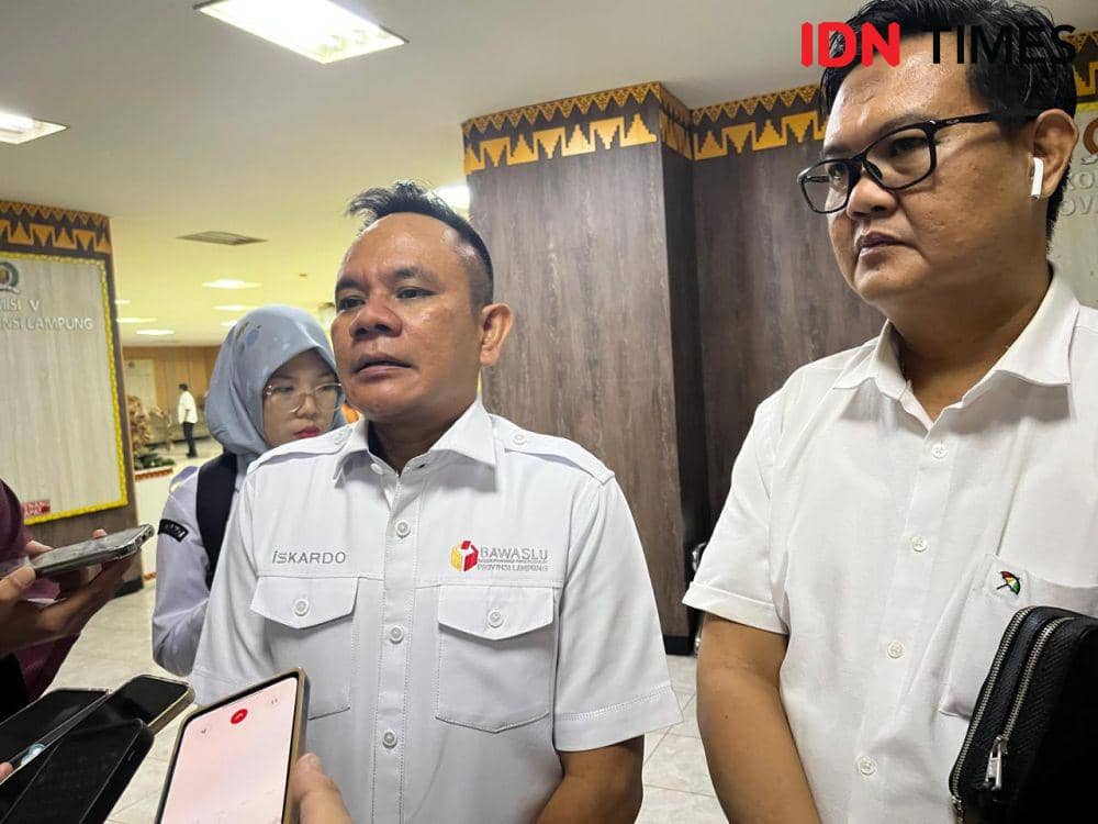 Ketua Bawaslu Provinsi Lampung Iskardo P Panggar usai mengikuti RDP Komisi I DPRD Provinsi Lampung.. (IDN Times/Tama Yudha Wiguna).