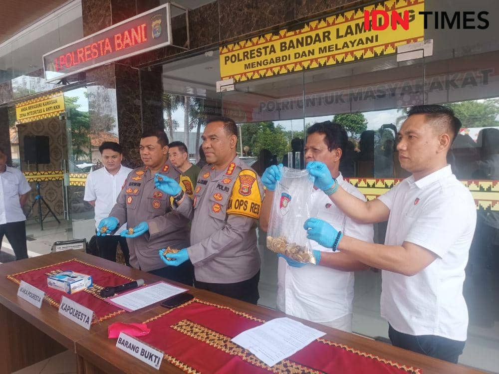 Ungkap kasus pelaku Zhang Nanchang (63) WNA Cina diamankan personel Polresta Bandar Lampung. (IDN Times/Tama Yudha Wiguna).