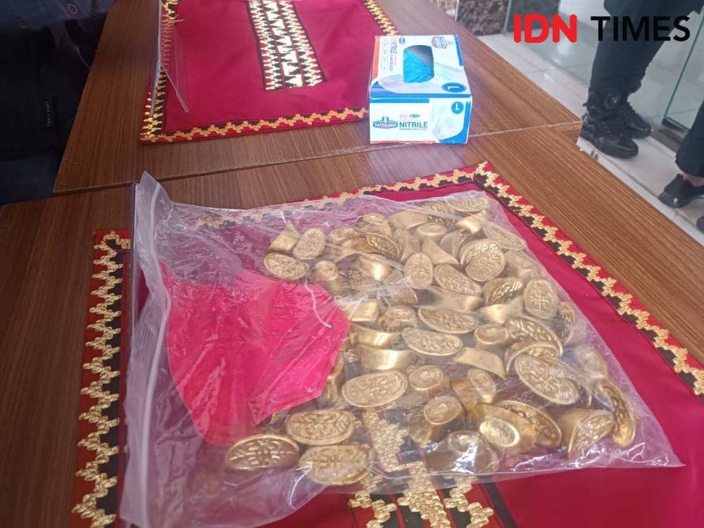 Ungkap kasus pelaku Zhang Nanchang (63) WNA Cina diamankan personel Polresta Bandar Lampung. (IDN Times/Tama Yudha Wiguna).