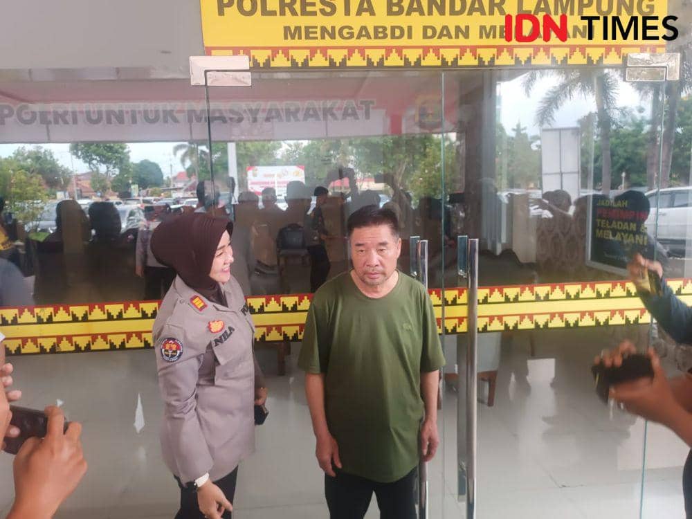Ungkap kasus pelaku Zhang Nanchang (63) WNA Cina diamankan personel Polresta Bandar Lampung. (IDN Times/Tama Yudha Wiguna).