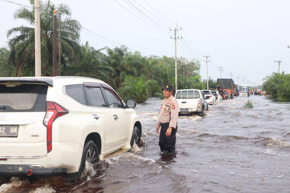 Pihak kepolisian di Pangkalan Kerinci melakukan sistem buka tutup demi kelancaran arus lalu lintas di Jalan Lintas Timur (IDN Times/ dok Polsek Pangkalan Kerinci)
