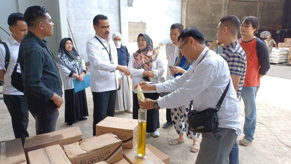 Kepala Dinas Perindustrian dan Perdagangan Sulsel, Ahmadi Akil (kiri), saat mengecek minyak goreng Minyakita di lokasi distributor, Rabu (12/3/2025). (Dok. Disperindag Sulsel)
