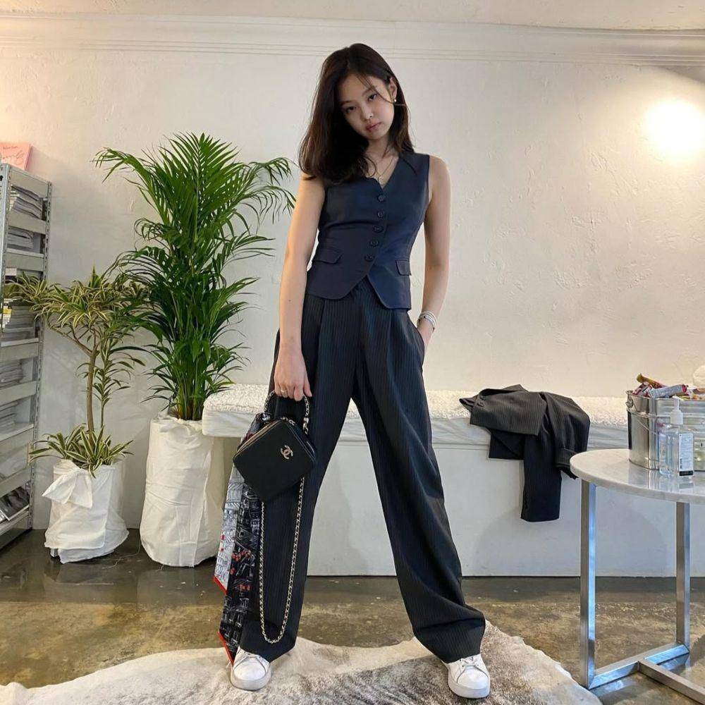OOTD liburan ala Jennie (instagram.com/jennierubyjane)