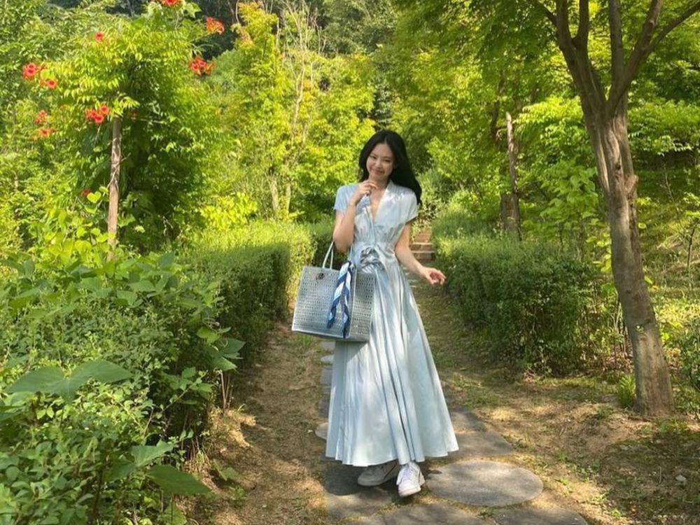 OOTD liburan ala Jennie (instagram.com/jennierubyjane)