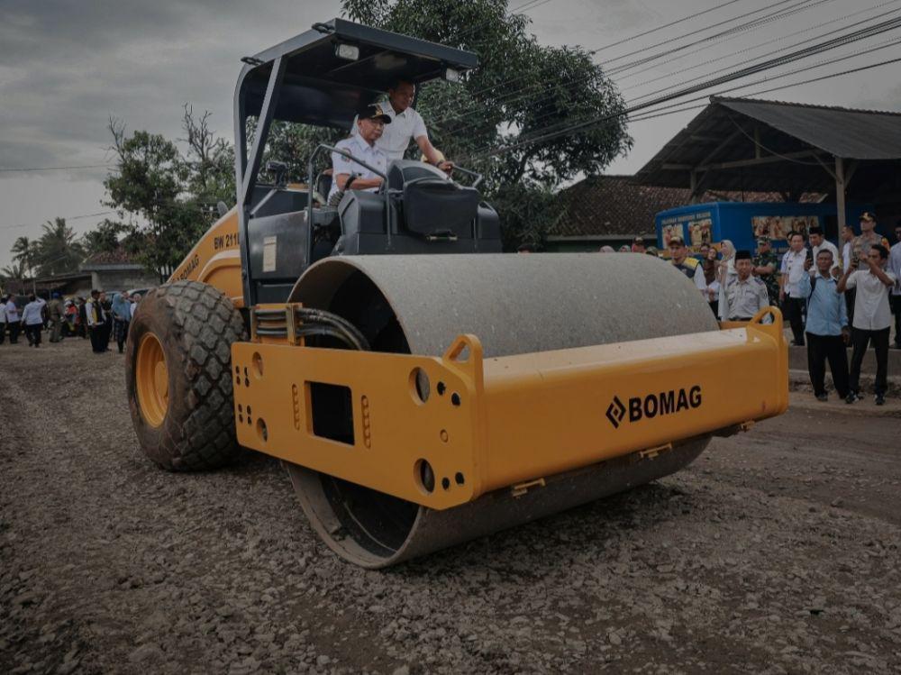 Pemprov Lampung Mulai Perbaiki Jalan Rusak di Pringsewu
