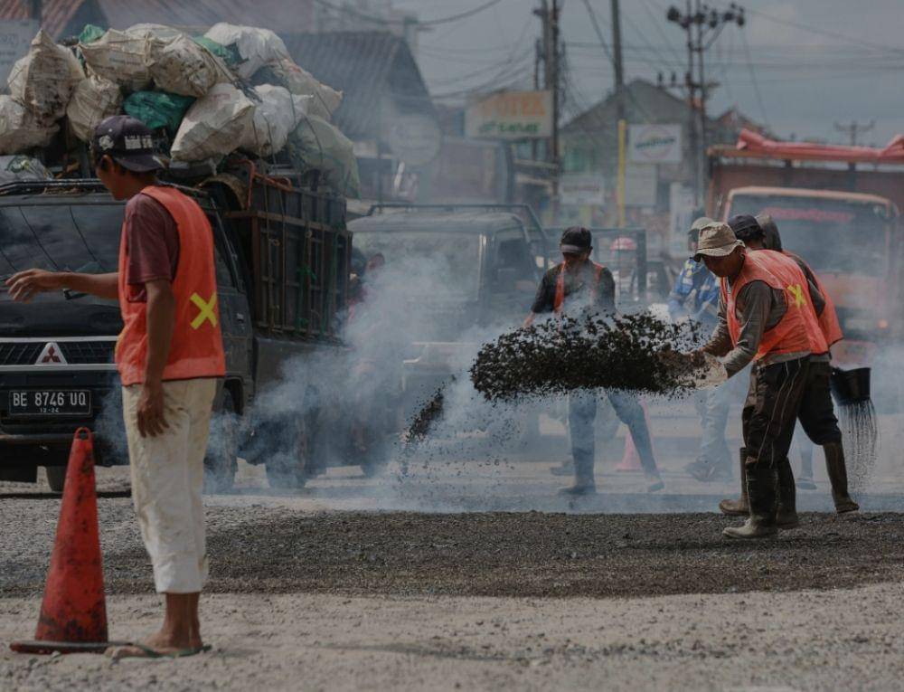 Perbaikan jalan di Pringsewu Lampung. (IDN Times/istimewa)