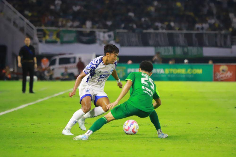 PSIS Semarang melawan Persebaya Surabaya pada laga pekan ke-27 Liga 1 2024/2025 di Stadion Gelora Bung Tomo (GBT), Surabaya, Rabu (12/3/2025). (dok. PSIS)