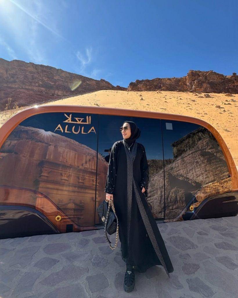 potret ide gamis dan dress nuansa hitam buat bukber ala Erin Taulany (instagram.com/erintaulany)