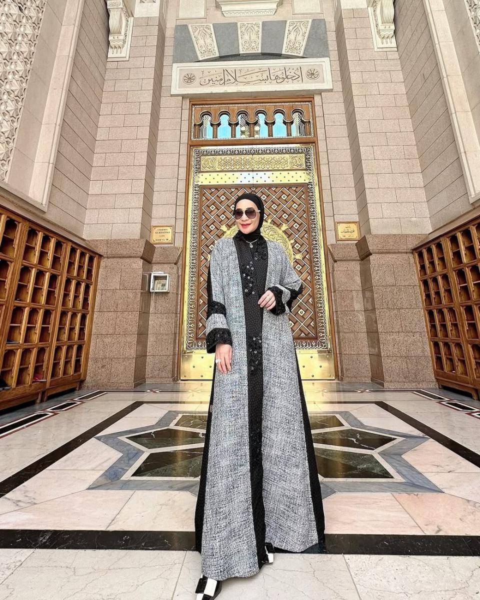 potret ide gamis dan dress nuansa hitam buat bukber ala Erin Taulany (instagram.com/erintaulany)