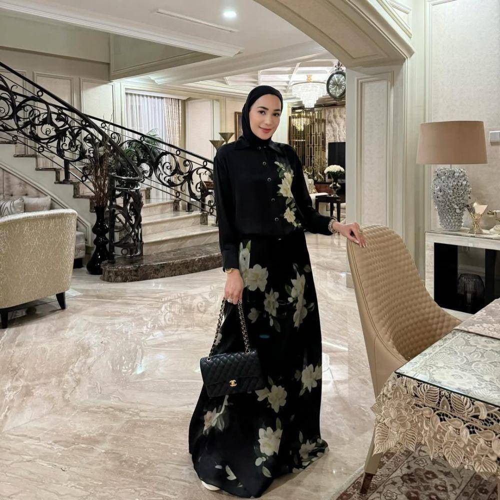 potret ide gamis dan dress nuansa hitam buat bukber ala Erin Taulany (instagram.com/erintaulany)