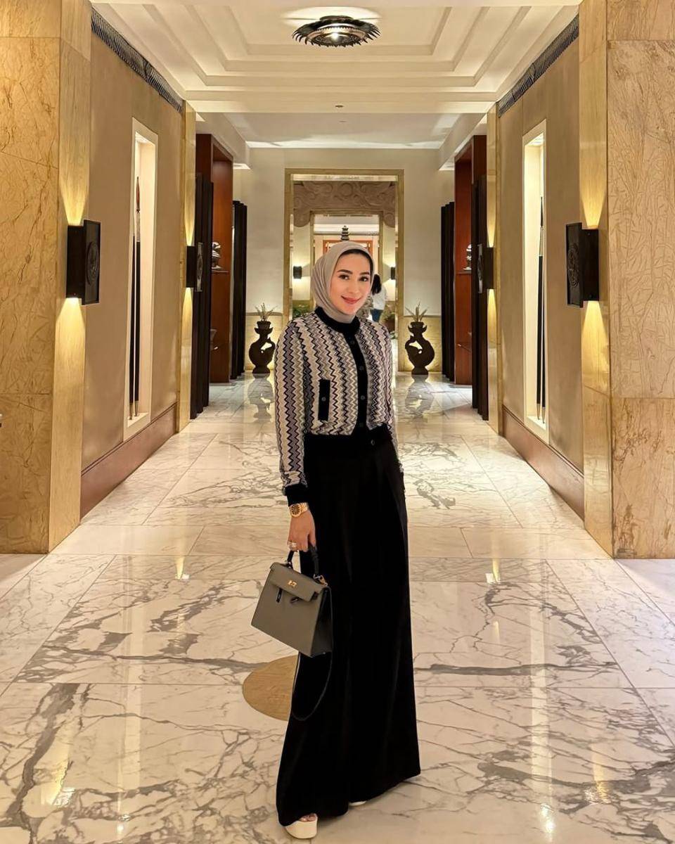 potret ide gamis dan dress nuansa hitam buat bukber ala Erin Taulany (instagram.com/erintaulany)