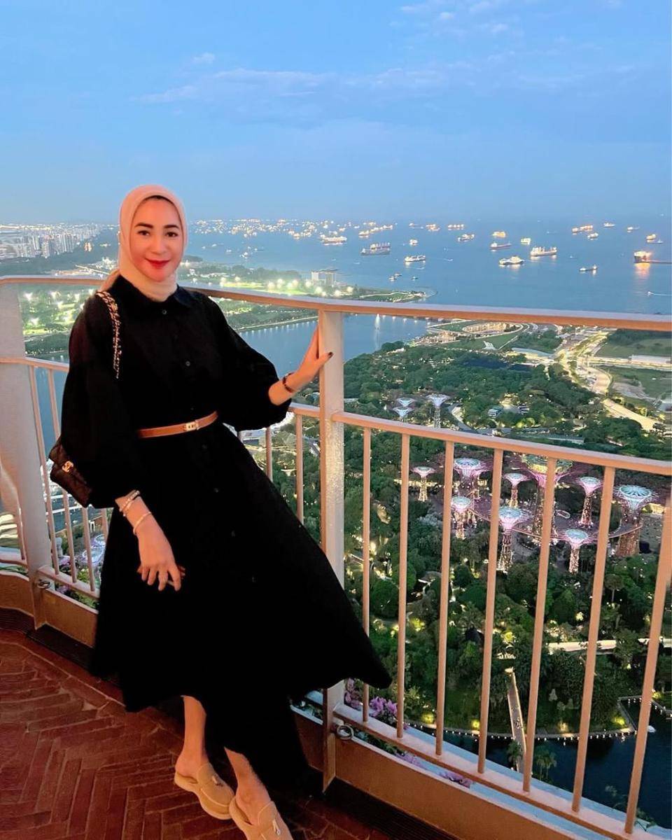 potret ide gamis dan dress nuansa hitam buat bukber ala Erin Taulany (instagram.com/erintaulany)