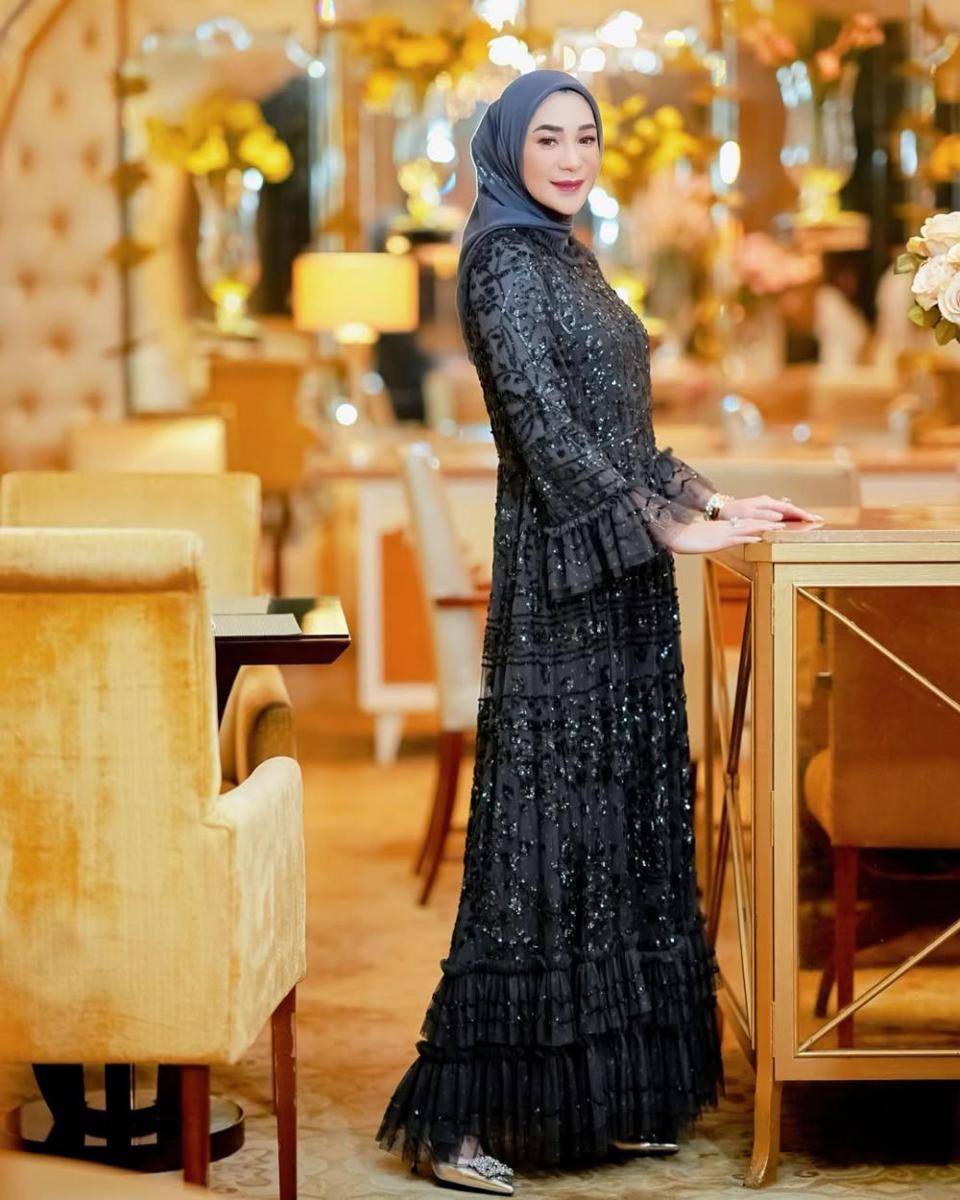 potret ide gamis dan dress nuansa hitam buat bukber ala Erin Taulany (instagram.com/erintaulany)