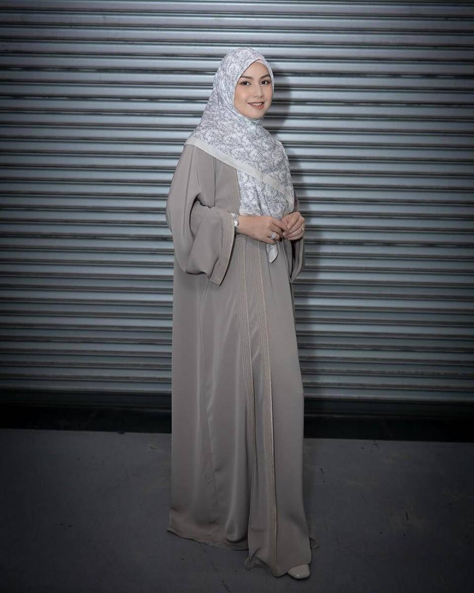 potret ide busana muslim syar’i serba hijab pattern ala Lisa Surihani (instagram.com/lisasurihani)