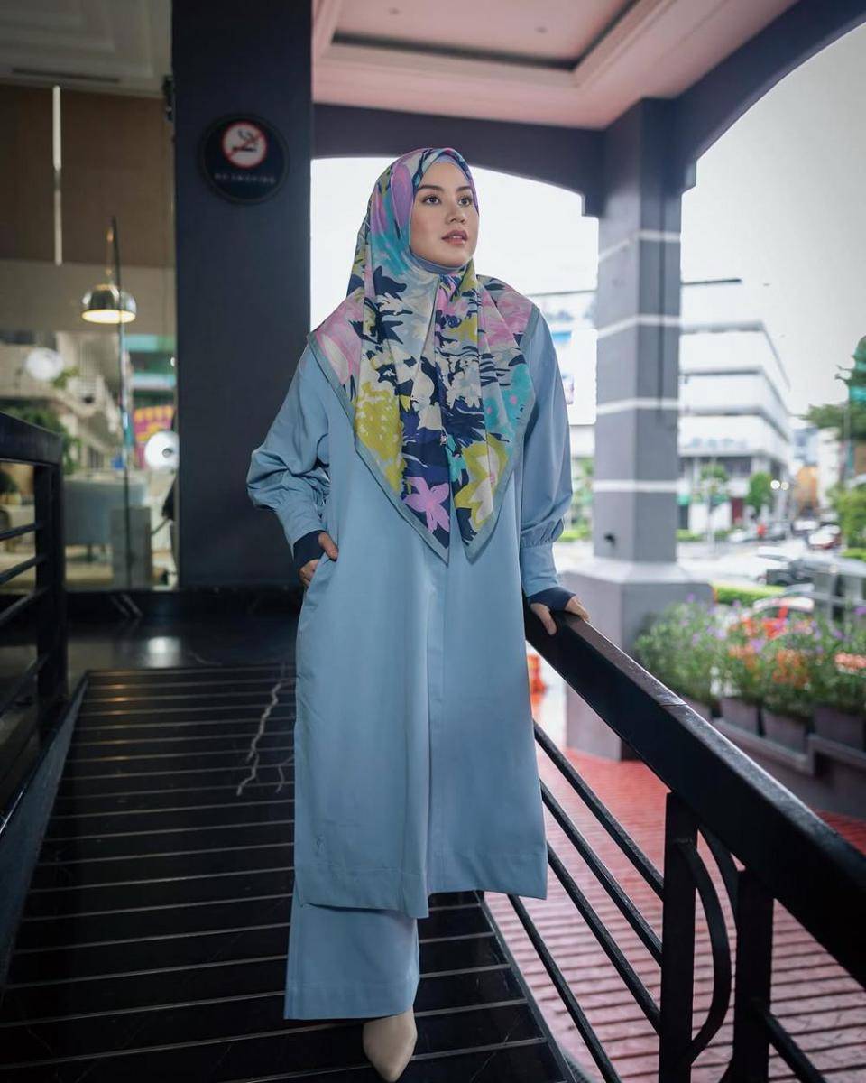 potret ide busana muslim syar’i serba hijab pattern ala Lisa Surihani (instagram.com/lisasurihani)