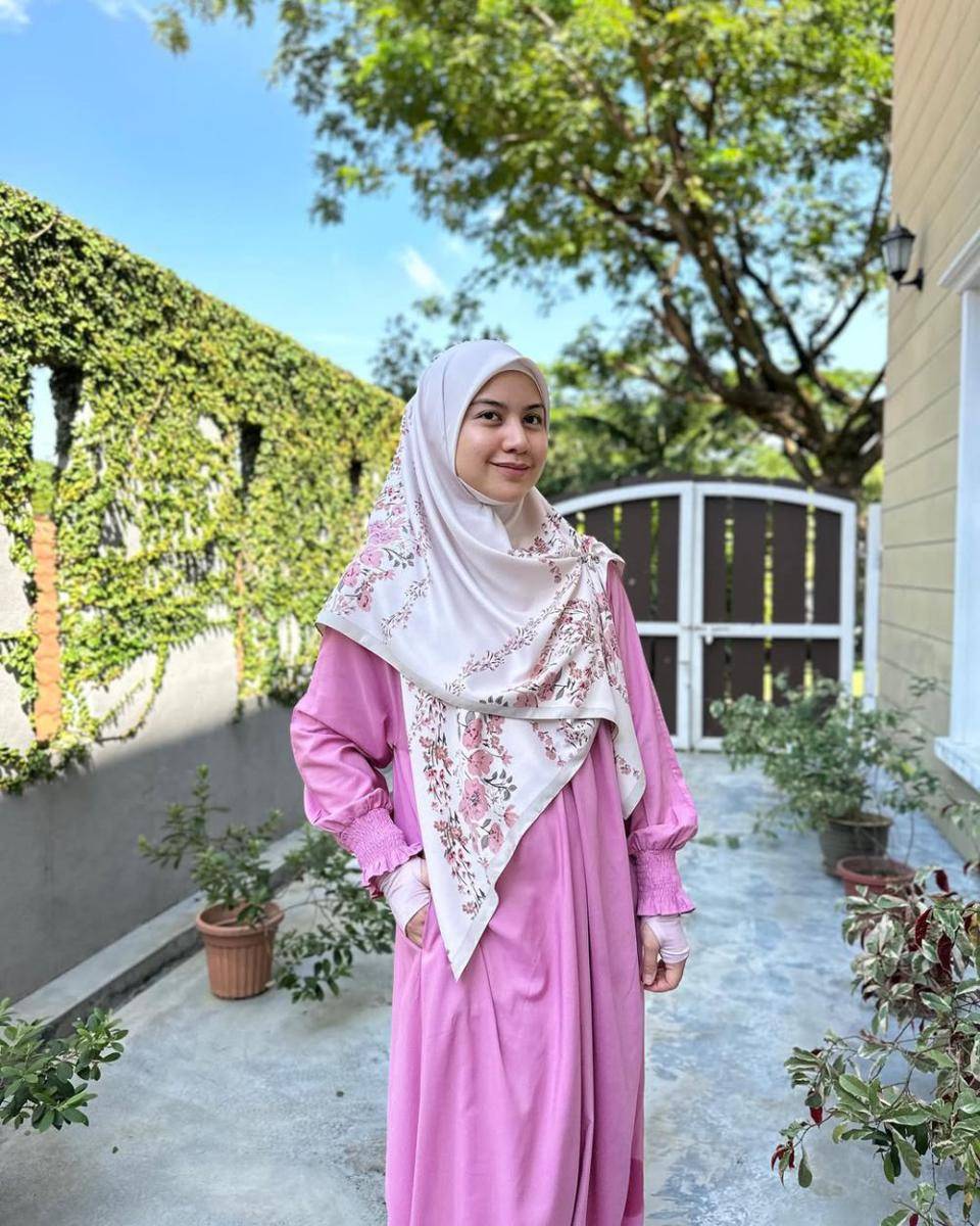 potret ide busana muslim syar’i serba hijab pattern ala Lisa Surihani (instagram.com/lisasurihani)