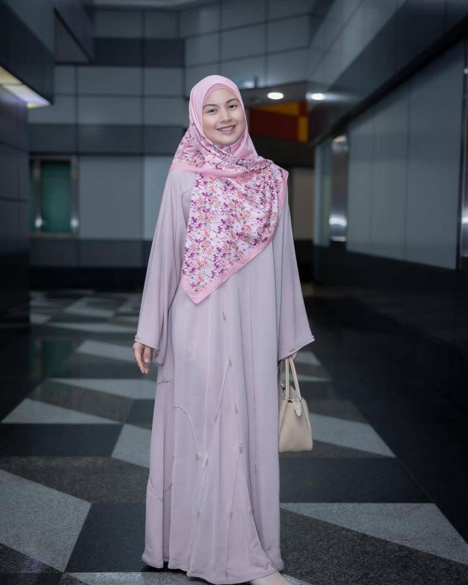 potret ide busana muslim syar’i serba hijab pattern ala Lisa Surihani (instagram.com/lisasurihani)
