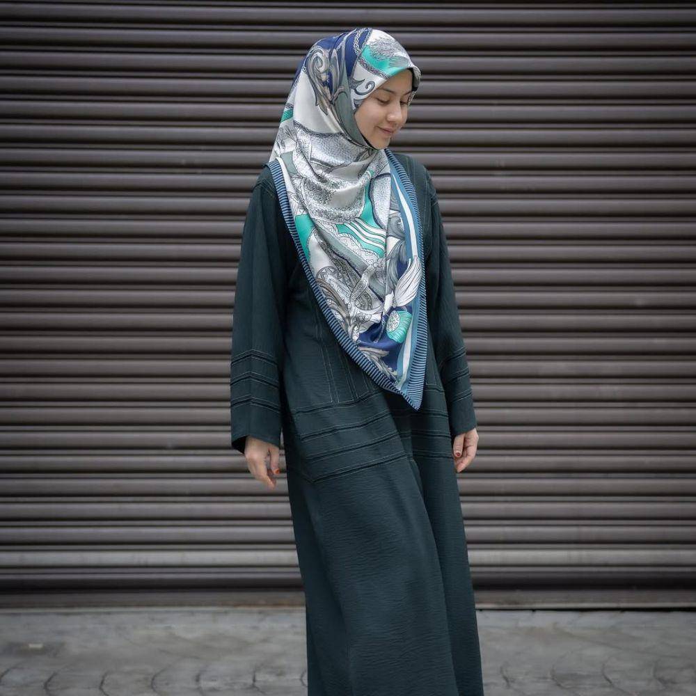 potret ide busana muslim syar’i serba hijab pattern ala Lisa Surihani (instagram.com/lisasurihani)