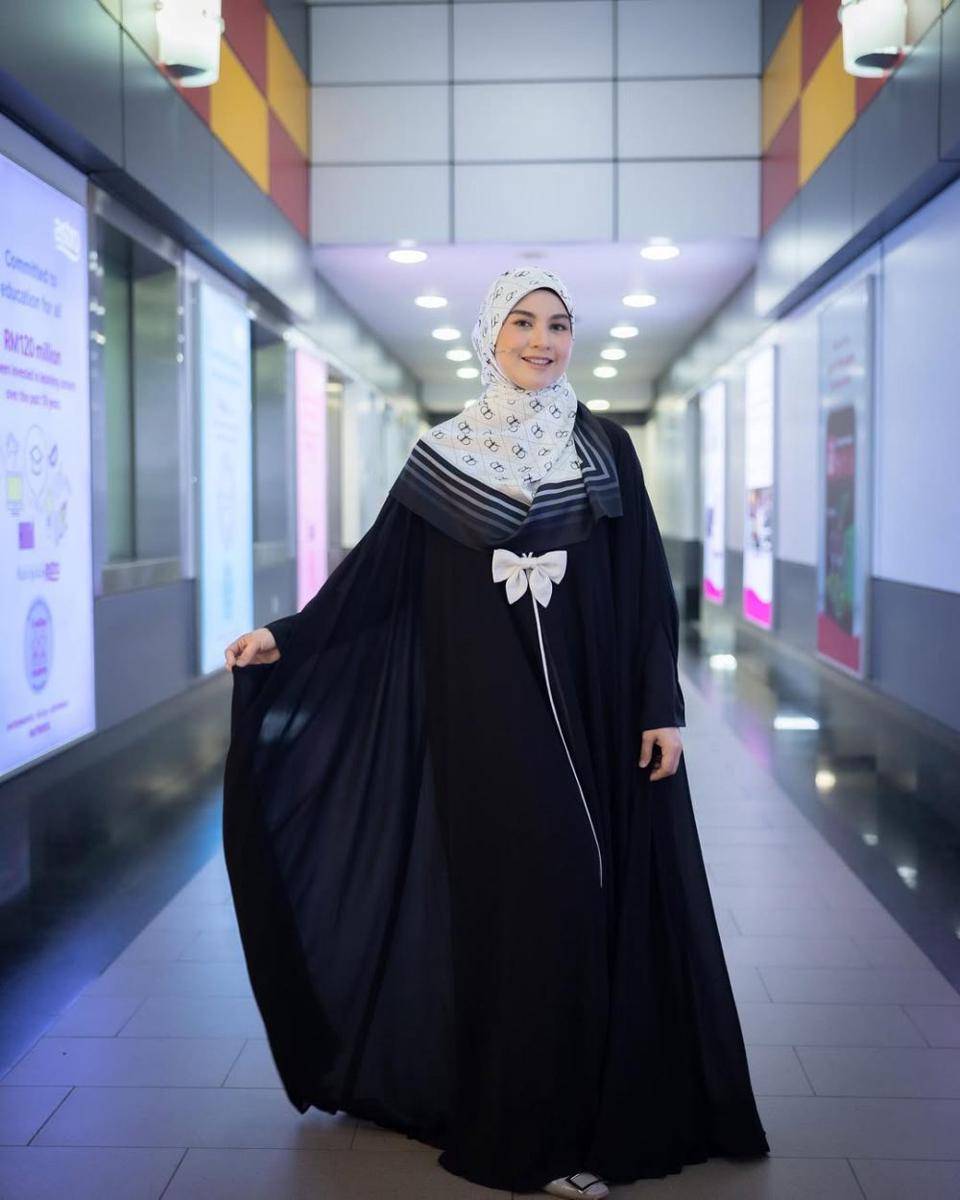 potret ide busana muslim syar’i serba hijab pattern ala Lisa Surihani (instagram.com/lisasurihani)