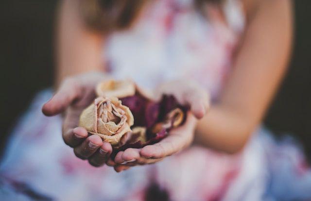 ilustrasi berdamai dengan keadaan (unsplash.com/Katherine Hanlon)