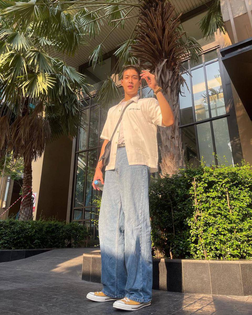 styling white t-shirt ala Krating Khunnarong (instagram.com/kratingg)