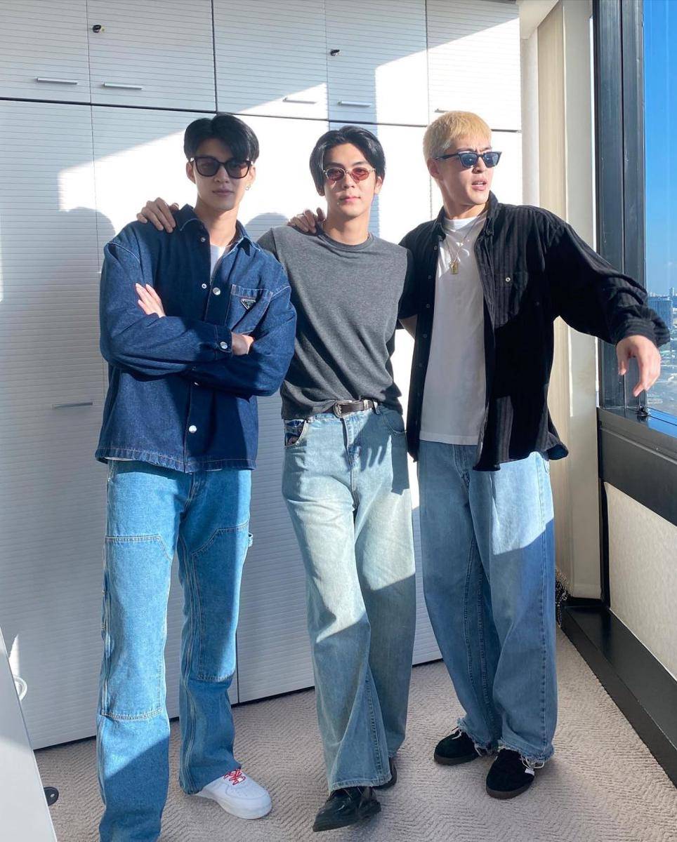 styling white t-shirt ala Krating Khunnarong (Instagram.com/kratingg)