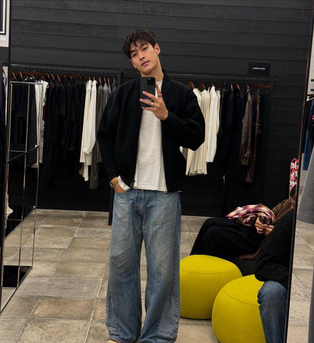 styling white t-shirt ala Krating Khunnarong (instagram.com/kratingg)