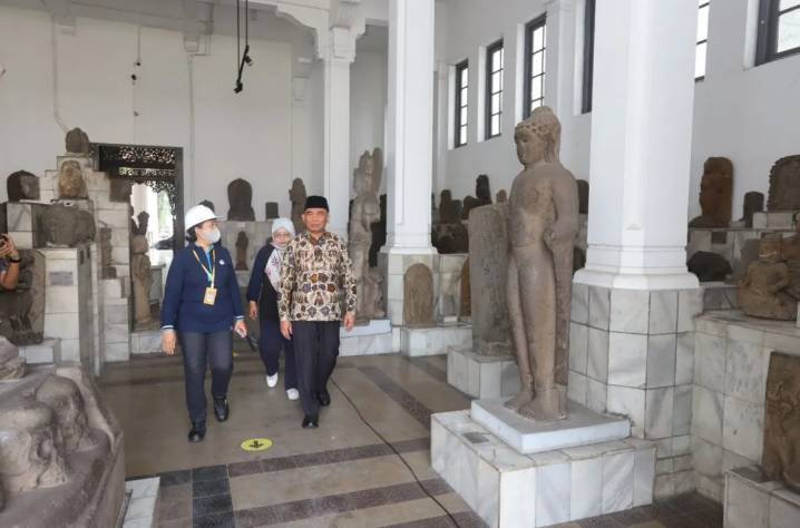 Mantan Menteri Koordinator Bidang Pembangunan Manusia dan Kebudayaan (Menko PMK) Muhadjir Effendy saat meninjau Museum Nasional pascakebakaran pada September 2023. (ANTARA/HO-Kemenko PMK)