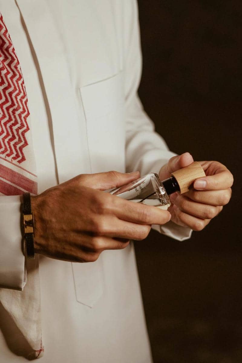 ilustrasi pakai parfum (pexels.com/حثل)