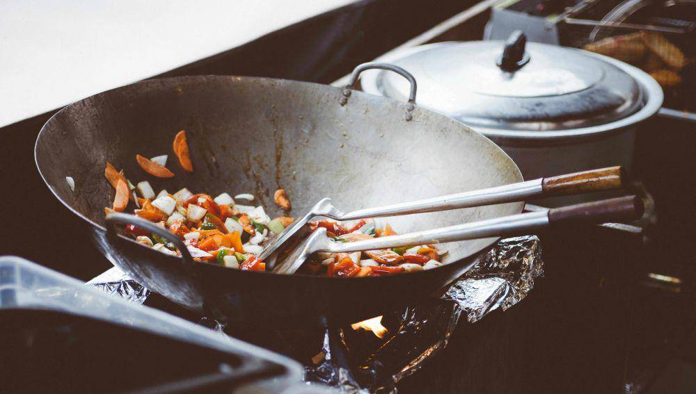 ilustrasi memasak ikan dengan api kecil (pexels.com/Clem Onojeghuo)