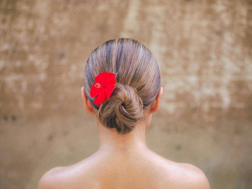 model rambut low bun (pexels.com/Didi Lecatompessy)