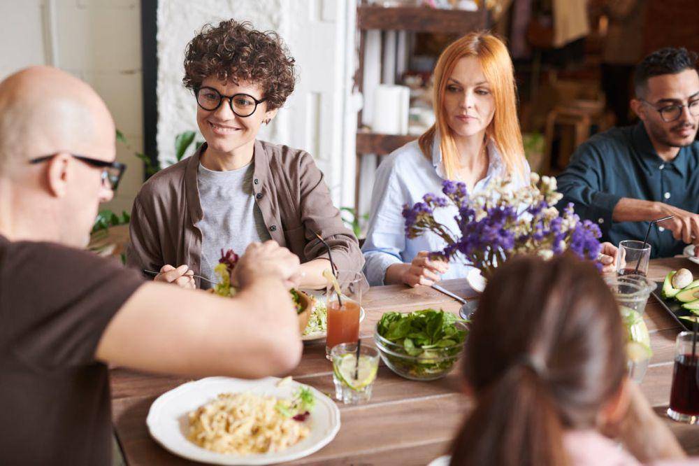 ilustrasi suasana berbuka bersama (pexels.com/Fauxels)