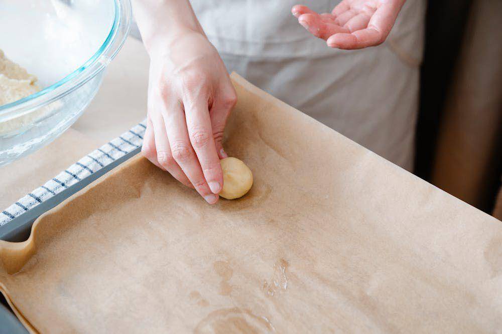 ilustarsi melapisi loyang dengan kertas baking (pexels.com/Felicity Tai)