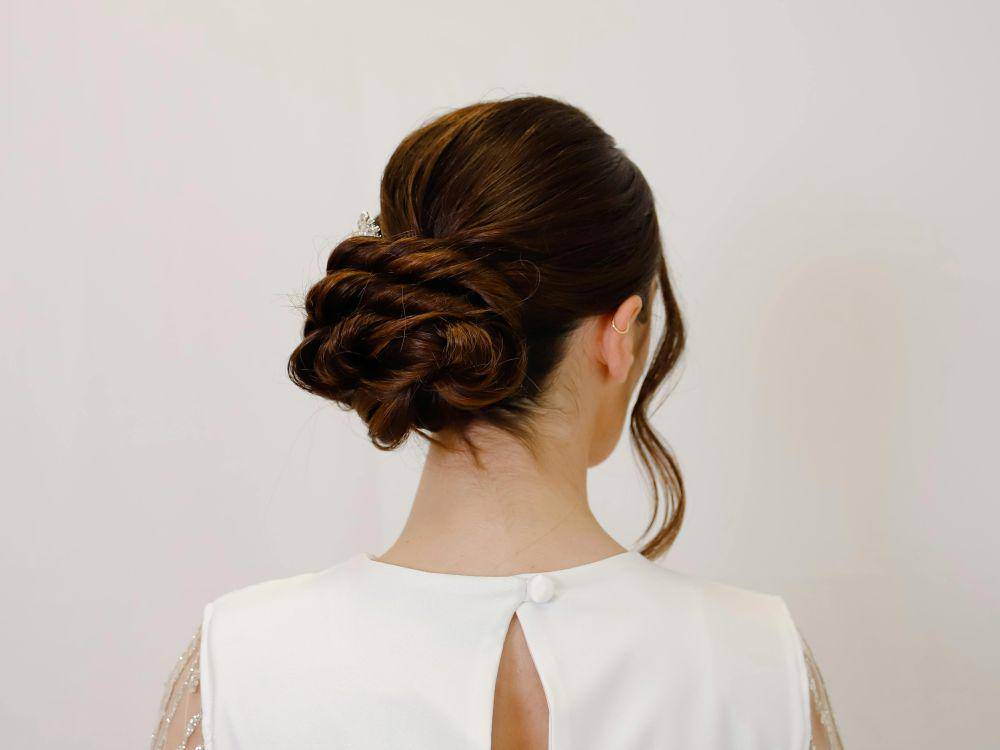 model rambut messy bun (pexels.com/Hairstudio Natascia Freda)
