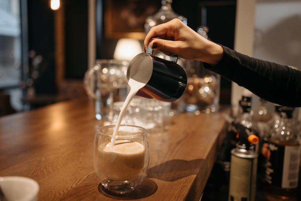 Susu Hewani atau Nabati, Mana yang Lebih Cocok untuk Campuran Kopi?