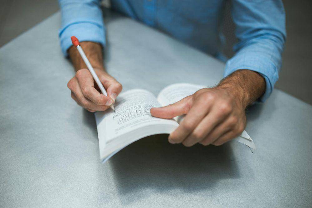 ilustrasi penulis menerbitkan buku (pexels.com/RDNE Stock project)
