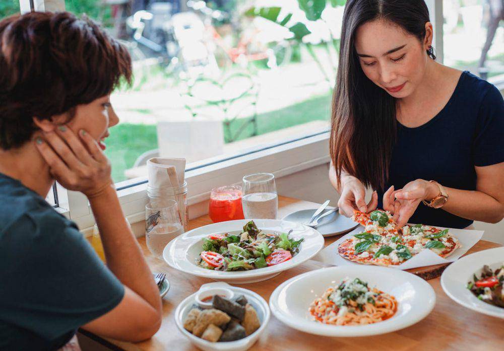 ilustrasi makan bersama (pexels.com/Sam Lion)