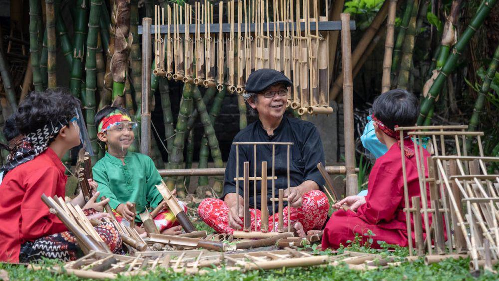 ilustrasi budaya lokal bermain angklung (pexels.com/Teguh Dewanto)