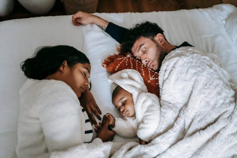 ilustrasi keluarga tidur (pexels.com/William Fortunato)