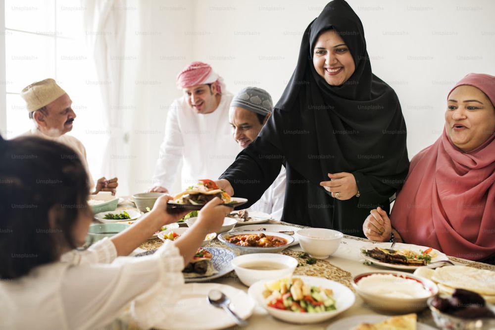ilustrasi wanita menghidangkan makanan Lebaran (unplash.com/Curated Lifestyle)
