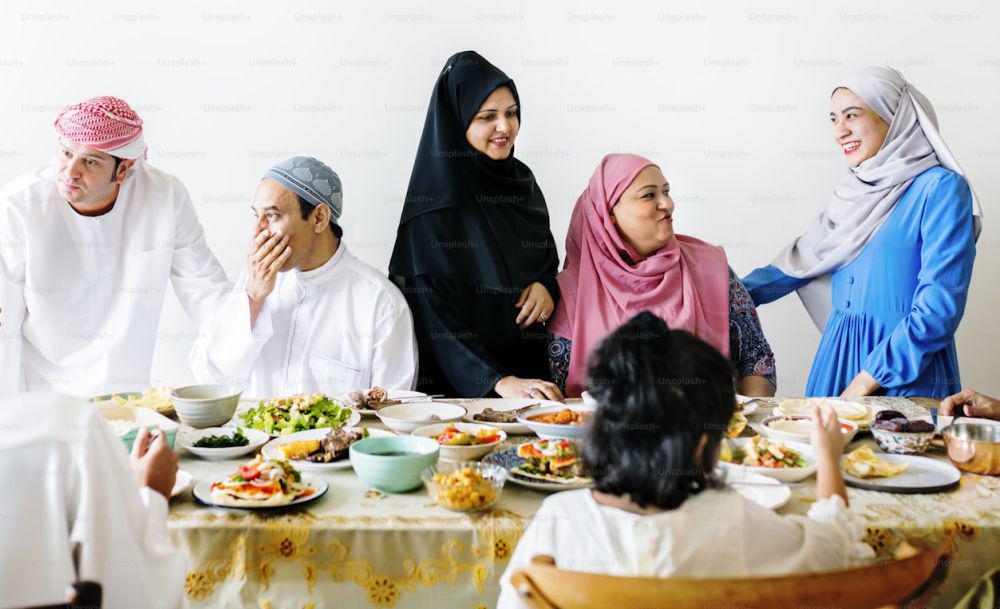 ilustrasi percakapan antar keluarga pada momen Lebaran (unplash.com/Curated Lifestyle)