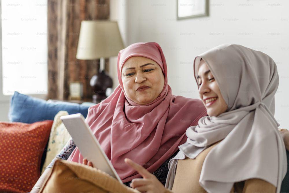 ilustrasi tante sedang bertanya kepada ponakan (unplash.com/Curated Lifestyle)