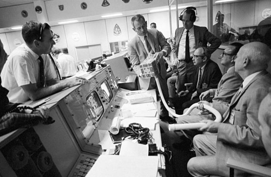 ilustrasi ruangan kontrol Apollo 13 (commons.wikimedia.org/NASA)