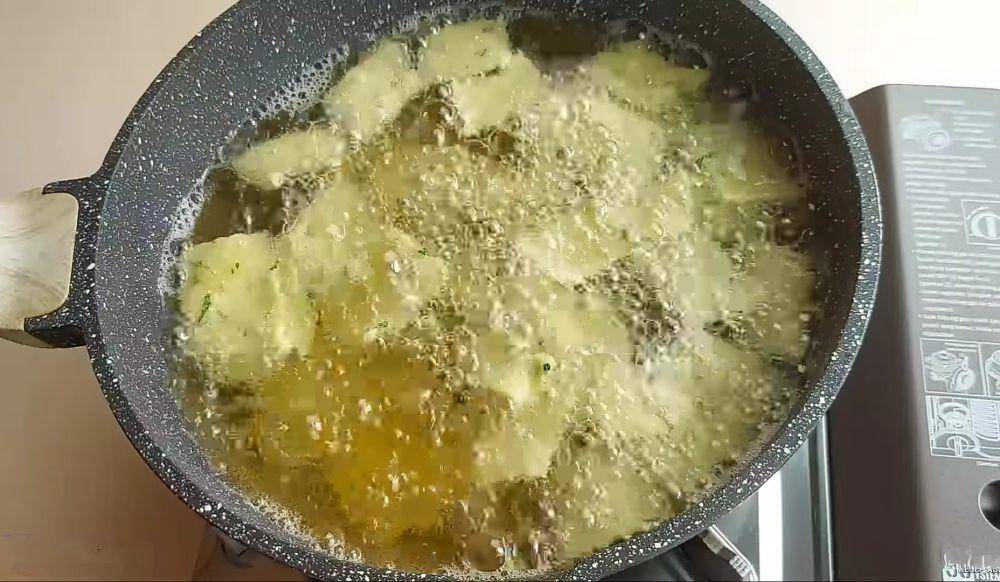 ilustrasi menggoreng keripik bawang (YouTube.com/Resep Abi)