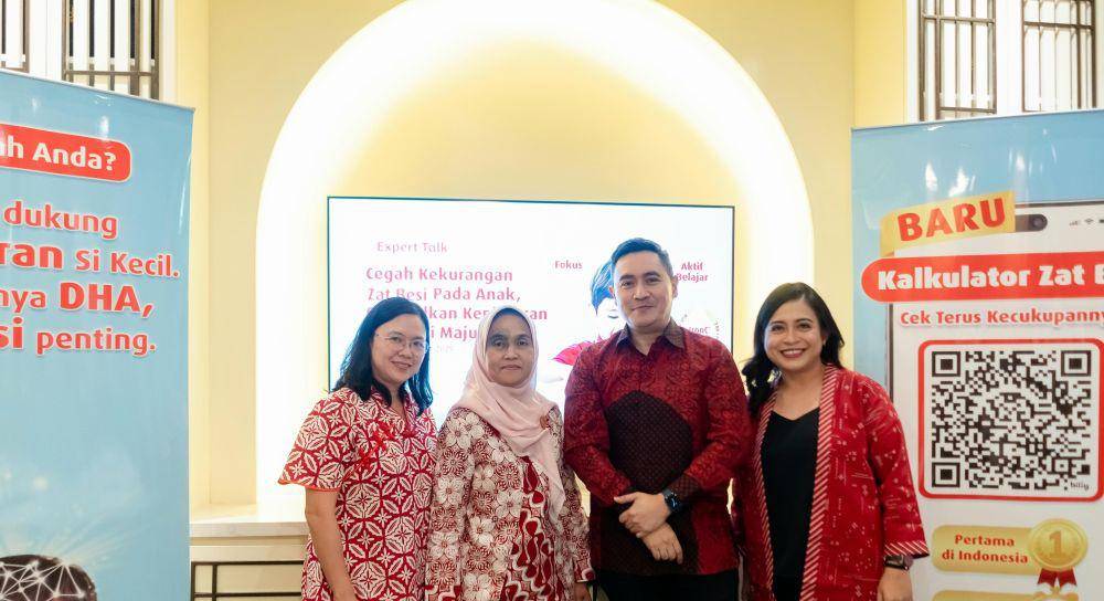 (Kiri ke kanan) Dokter gizi medik Dr. dr. Dian Novita Chandra, M.Gizi, dokter anak ahli tumbuh kembang pediatri sosial Prof. Dr. dr. Rini Sekartini, Sp.A (K), Healthcare Nutrition Director Danone Indonesia Dr. dr. Ray Wagiu Basrowi, MKK, FRSPH, dan Head of Brand SGM Eksplor Anggi Morika Septie. (Dok. Inke Maris & Associates)