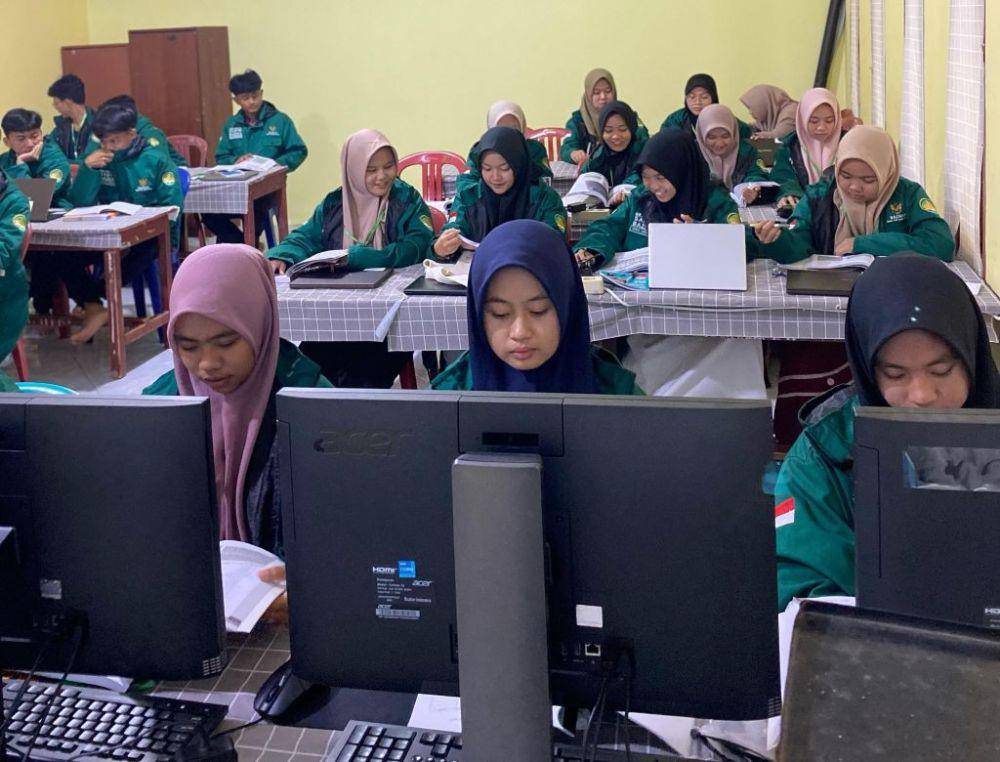 Santri dan fatayat (santriwati) Pondok Modern Daarul Ikrom (PMDI) Kedondong Kabupaten Pesawaran. (Dok. PMDI).