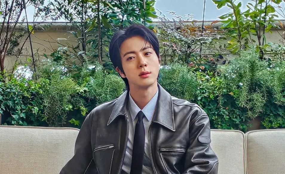 7 Potret Perdana Jin BTS di Kian's Bizarre B&B, Debut Netflix!