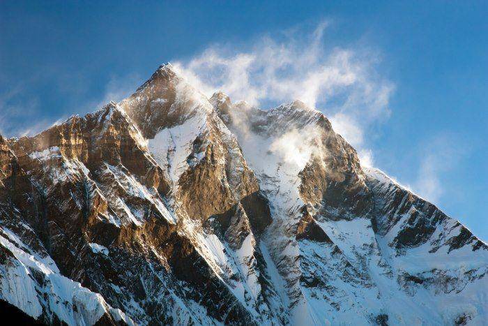 Gunung Lhotse, gunung tertinggi di dunia yang sulit didaki. (Pinterest/Alletop10lijstjs.nl)