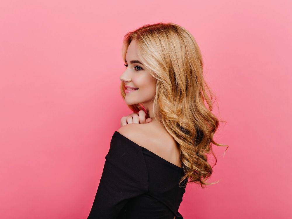 model rambut soft waves (freepik.com/lookstudio)